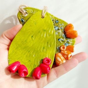 Adorno de pared de cactus de nopal de cerámica • Arte floral de pared estilo boho del suroeste • Escultura botánica artesanal • Decoración del desierto • Listo para colgar