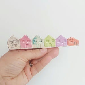 Case in ceramica stravaganti, poggiapennelli • Decorazione per studio d'artista • Regalo in ceramica fatta a mano per pittore • Fila di case in miniatura