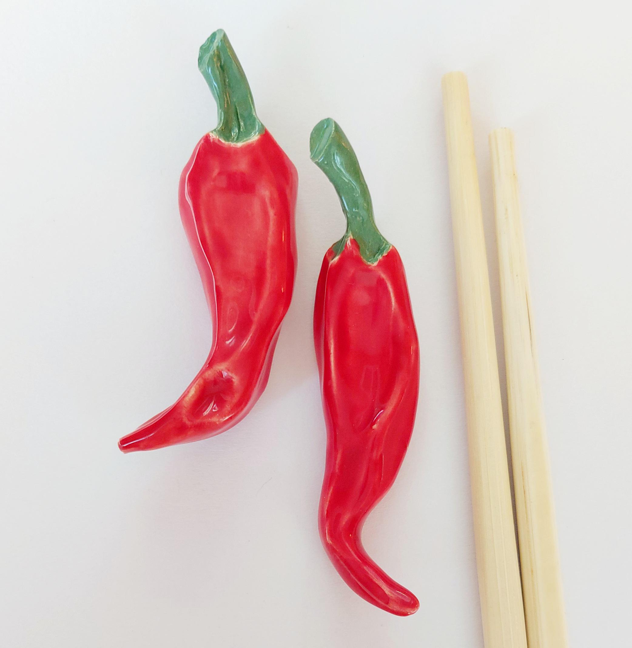 赤唐辛子箸置き2個セット - セラミック製のユニークなキッチン装飾