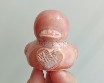 Figura de pato de porcelana • Escultura de pato de goma rosa • Arte animal caprichoso • Decoración de escritorio o estante de cerámica hecha a mano