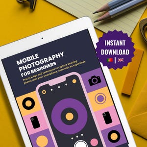 Pode incluir: Um tablet branco exibe um guia de fotografia móvel para iniciantes. A tela apresenta um gráfico de smartphone com detalhes roxos e rosa. O texto diz "Mobile Photography for Beginners". O fundo é amarelo com artigos de papelaria.