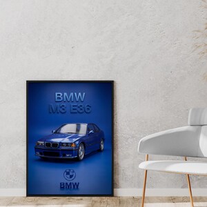 Pode incluir: Um poster emoldurado com um carro BMW M3 E36 azul sobre um fundo azul. O texto "BMW M3 E36" está no topo, e o logotipo e o nome da BMW na parte inferior. O poster é exibido ao lado de uma cadeira branca.