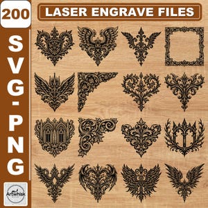 Puede incluir: Una colección digital de 200 archivos de grabado láser en formatos SVG y PNG, con filigranas negras ornamentadas, volutas, motivos alados y patrones de esquinas decorativos sobre un fondo de veta de madera marrón claro.