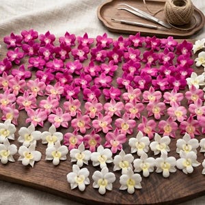 Mini flores de orquídea Dendrobium de arcilla – Creación de joyas y leis artesanales