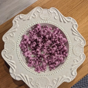 Puakenikeni Clay Blumen Perlen: Hawaiianische Lei & Schmuckherstellung