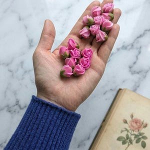 Mini cuentas de rosa de arcilla semifloreciente para hacer aretes, 50 piezas