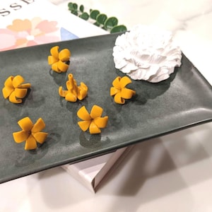 2 cm/3 cm Senf Goldlehm Puakenikeni Blumen Perlen, Hawaiian Lei Schmuckherstellung