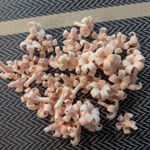 Puakenikeni Clay Blumen Perlen: Hawaiianische Lei & Schmuckherstellung