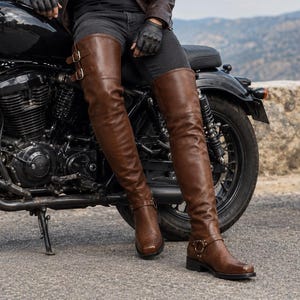 Handgemaakte bruine leren dijhoge laarzen voor heren, overknee laarzen, hoge motorlaarzen met dubbele gesp.