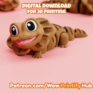 Peut inclure: Une figurine de lézard articulée imprimée en 3D de couleur marron avec de grands yeux noirs et blancs et une bouche rose. Le texte DIGITAL DOWNLOAD FOR 3D PRINTING et Patreon.com/WowPrintifyHub est visible. Le lézard a une surface texturée.
