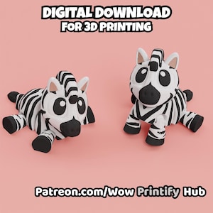 Könnte beinhalten: Zwei 3D-gedruckte Zebrafiguren mit schwarz-weißen Streifen, schwarzen Hufen und großen, runden Augen. Ein Zebra liegt, das andere sitzt. Der Text "DIGITALER DOWNLOAD FÜR 3D-DRUCK" und "Patreon.com/Wow Printify Hub" sind zu sehen.