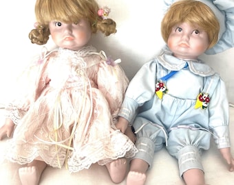 Zestaw porcelanowych lalek Pouty z lat 90. XX wieku, 2 sztuki: dziewczynka i chłopiec z lodami