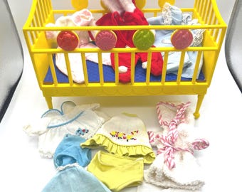 Vintage Susie-poppenwieg en -outfits uit 1964, luxe lectuurspeelgoed