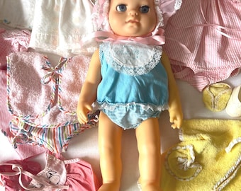 Lalka Mattel Tiny Chatty Baby z 1962 roku i ubranka