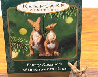 Vintage Hallmark Mini Ornament Arka Noego Skaczące Kangury, MIB, Charm