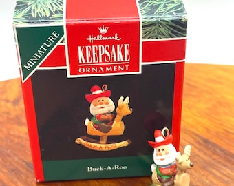 Buck-A-Roo Santa 1992 Hallmark Pamiątkowa Miniaturowa Ozdoba, MIB, Rozmiar Charms