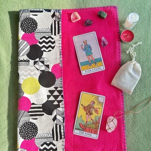 Tapete de Tarot Plegable – Tela de Viaje de Lunares Hecha a Mano – Precioso Tapete de Adivinación para Cartas de Tarot y Oráculo – Regalo de Bruja Kawaii