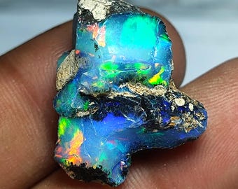天然エチオピア産オパール原石：27カラットのブルーファイアクリスタル