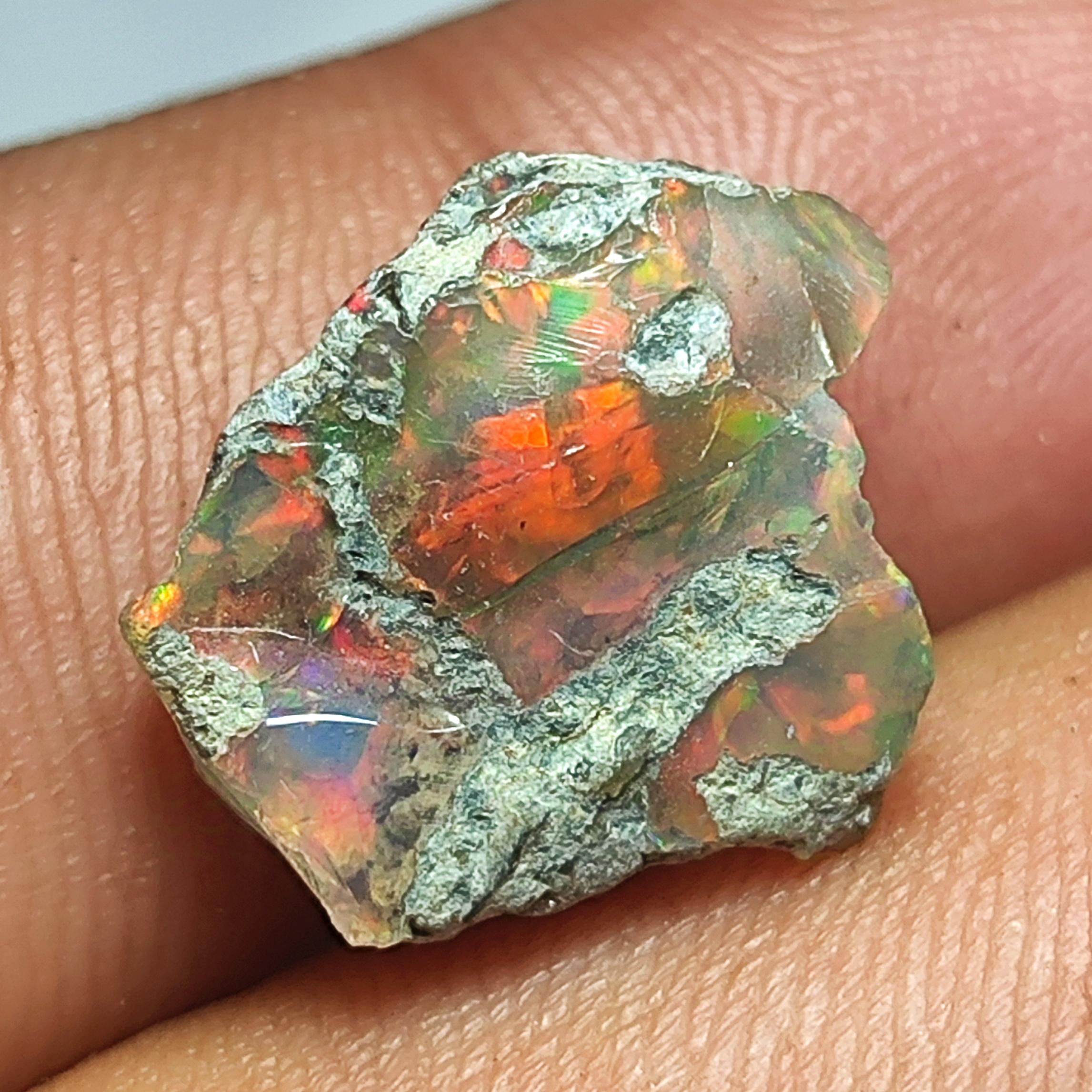 AAAエチオピア産オパール標本：原石結晶（7.85カラット、17x14x9mm