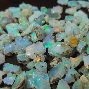 Äthiopischer Welo Opal Rohchips: Natürlicher Feueropal für Schmuck (9-15 mm)