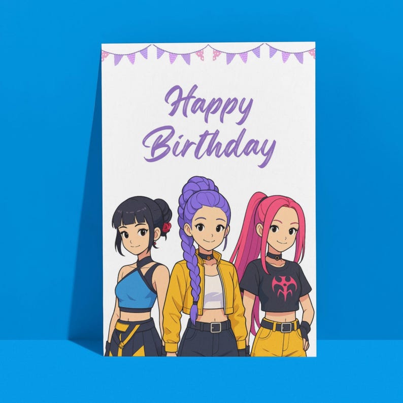 Op de afbeelding: Een witte verjaardagskaart met de woorden "Happy Birthday" in paarse letters. De kaart toont een anime-achtige illustratie van drie meisjes met verschillende kapsels en outfits. Bovenin staat een paarse banner met driehoeken.