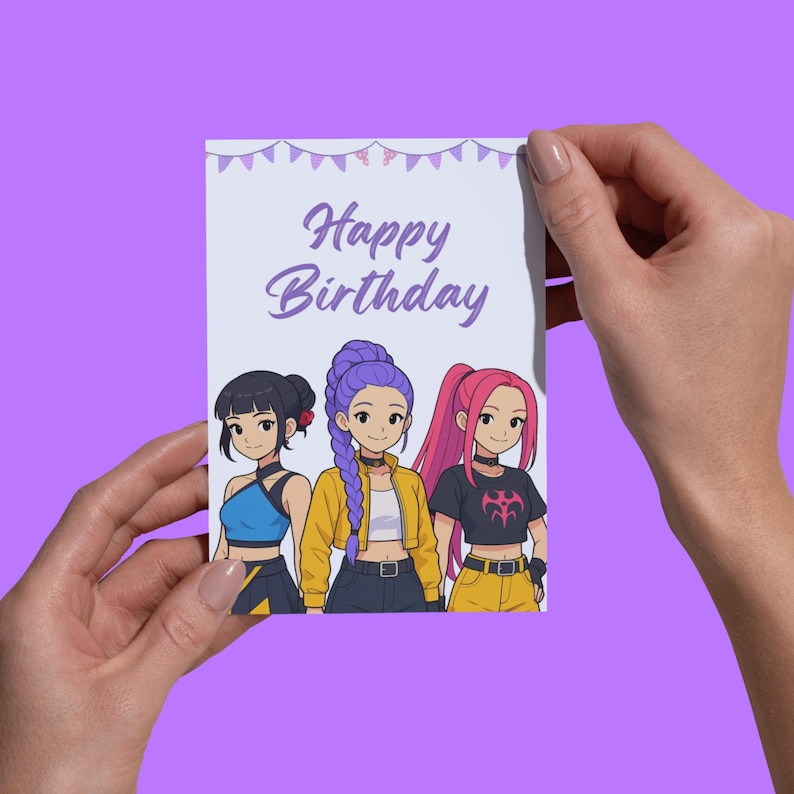 Op de afbeelding: Een wenskaart met de tekst "Happy Birthday" in paarse letters. De kaart toont een illustratie van drie meisjes in anime-stijl met verschillende kapsels en outfits. De achtergrond is lichtpaars met kleine bannerversieringen.