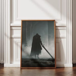 Könnte beinhalten: Gerahmtes Kunstwerk mit einer vermummten Figur, die ein großes Schwert hält, in einer nebligen, gotischen Umgebung. Das Kunstwerk befindet sich in einem Holzrahmen und lehnt an einer weißen Wand und einem dunklen Holzboden.
