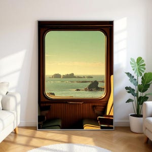 Può includere: Stampa incorniciata raffigurante una vista panoramica sull'oceano da un finestrino di un treno. L'immagine mostra un sereno paesaggio marino con isole rocciose in lontananza, incorniciato da un finestrino in legno e sedili. La tavolozza dei colori include blu, verdi e marroni caldi.