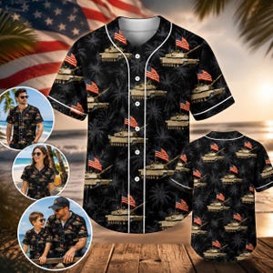Maillot de baseball M1 Abrams Tank | Chemise hawaïenne militaire personnalisée avec drapeau américain | Cadeau patriotique de vétéran de l'armée américaine | Chemise boutonnée d'été pour hommes