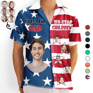 Pode incluir: Uma camisa de botão de manga curta com um design patriótico. O lado esquerdo apresenta um fundo azul com estrelas brancas e o texto "FIVE-STAR DAD". O lado direito tem listras vermelhas e brancas e o texto "SIX-STAR CHILDREN".