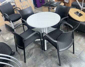 Juego de 4 sillas apilables SENATOR* y mesa redonda Herman Miller - Se realizan envíos.