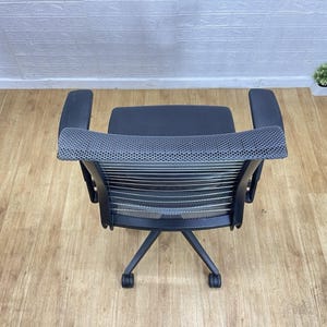 Silla de oficina ergonómica Steelcase V con soporte lumbar, color gris. Envío a Reino Unido. imagen 8