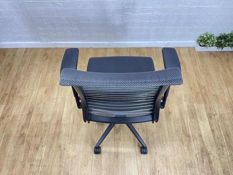 Silla de oficina ergonómica Steelcase V con soporte lumbar, color gris. Envío a Reino Unido. imagen 8