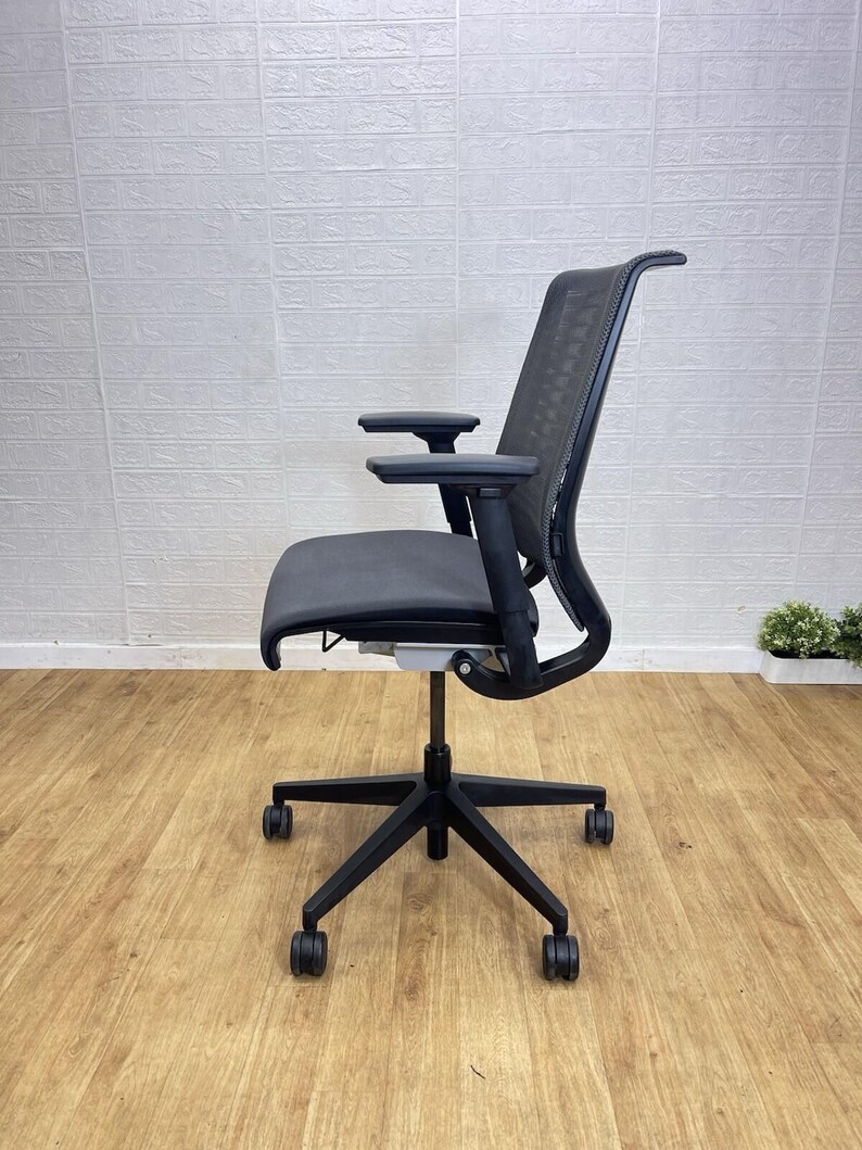 Silla de oficina ergonómica Steelcase V con soporte lumbar, color gris. Envío a Reino Unido. imagen 6