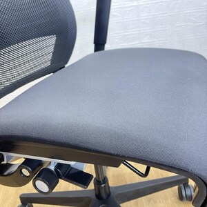 Silla de oficina ergonómica Steelcase V con soporte lumbar, color gris. Envío a Reino Unido. imagen 9