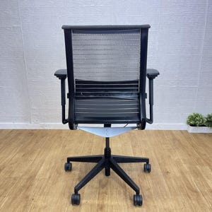 Silla de oficina ergonómica Steelcase V con soporte lumbar, color gris. Envío a Reino Unido. imagen 4