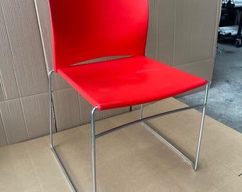 Herman Miller: Silla apilable Pronta en rojo. 5 unidades disponibles. Usada. Excelente estado.