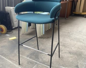 Taburete de bar Strike Armet, fabricado en Italia, de segunda mano, precio original 96 dólares. Diseño elegante.