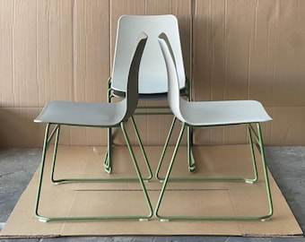 Sillas Polly de Naughtone - Gris/Blanco - Voladizo verde pálido - Diseño británico