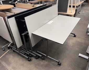 Mesas plegables móviles modernas de alta resistencia AHREND* - En perfecto estado - Posibilidad de entrega