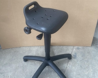 Taburete industrial Rhubarb para sentarse o pararse - Altura del asiento / Inclinación del asiento