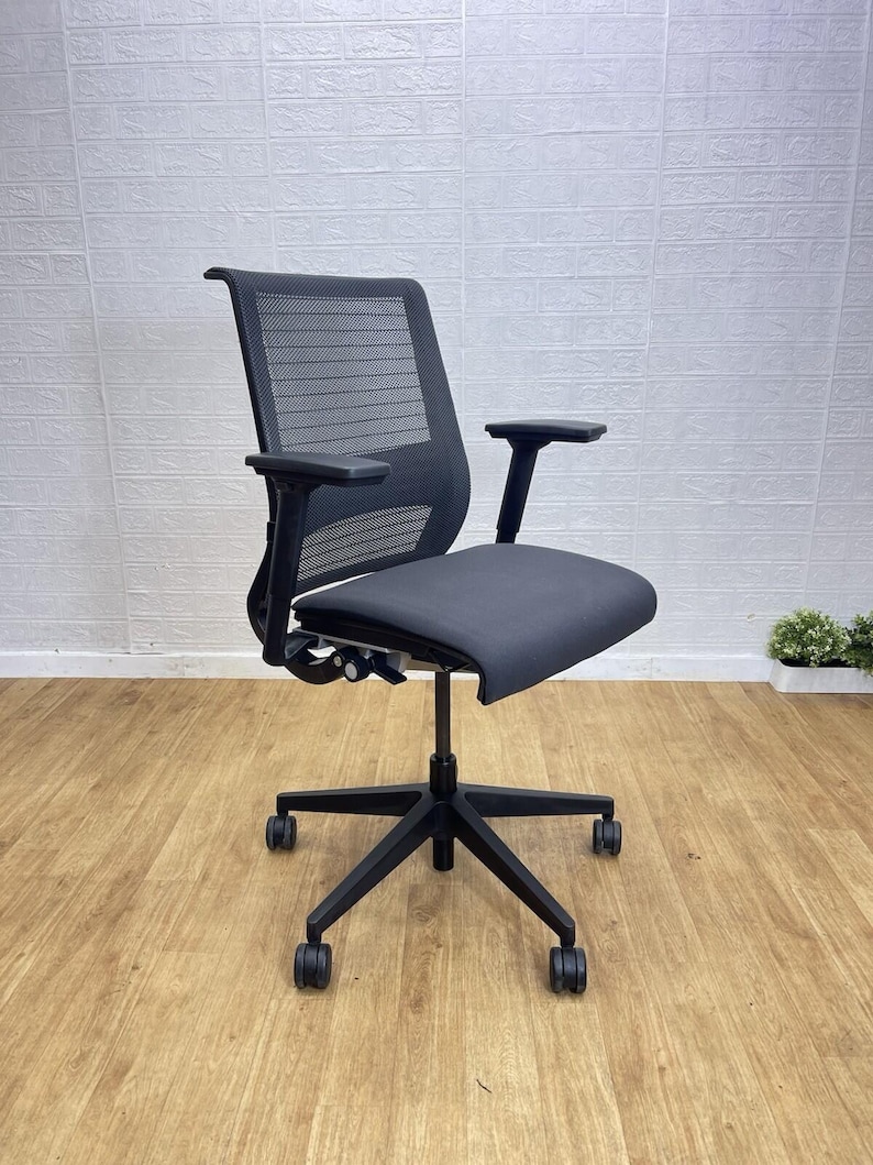 Silla de oficina ergonómica Steelcase V con soporte lumbar, color gris. Envío a Reino Unido. imagen 1