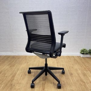 Silla de oficina ergonómica Steelcase V con soporte lumbar, color gris. Envío a Reino Unido. imagen 3