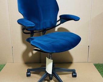 Silla Humanscale Freedom en terciopelo azul marino *NUEVO - ENTREGA EN EL REINO UNIDO