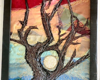 Durchs Baumloch - Fibre und Stoff Wandbehang