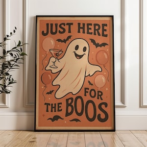 Könnte beinhalten: Gerahmtes Halloween-Poster im Vintage-Stil. Es zeigt einen freundlichen Geist mit einem Cocktail, umgeben von Ballons und Fledermäusen. Der Text "JUST HERE FOR THE BOOS" ist in einer verspielten Schrift auf orangefarbenem Hintergrund zu sehen.