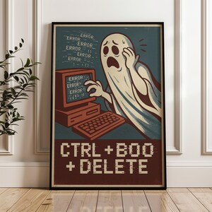 Puede incluir: Un póster enmarcado que muestra a un fantasma blanco angustiado frente a una computadora antigua con monitor y teclado marrones. La pantalla muestra la palabra ERROR repetidamente. El texto CTRL + BOO + DELETE está en fuente pixelada.