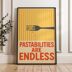 Puede incluir: Un póster rectangular enmarcado en negro con fondo amarillo y rayas verticales blancas. Un tenedor gris oscuro sostiene una hebra de pasta. El texto inferior aparece en letras naranjas en negrita: PASTABILITIES ARE ENDLESS.