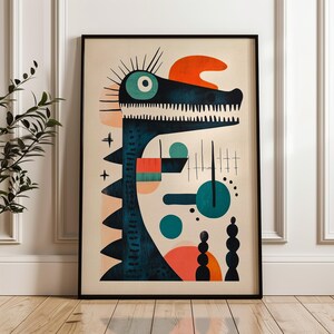 Könnte beinhalten: Ein gerahmter Kunstdruck mit einer stilisierten dunkelblauen Kreatur mit großem Auge, spitzen Zähnen und stacheligem Kamm. Die Komposition enthält geometrische Formen in Orange, Türkis und Schwarz auf cremefarbenem Hintergrund.