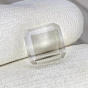 Piedra preciosa octogonal de cuarzo cristal natural / Piedra facetada de corte escalonado para la fabricación de joyas.